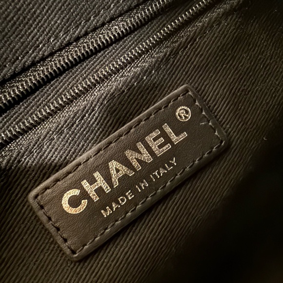 Quilted Cream Shoulder Bag • Pebbled Texture • Gunmetal Chain - Picture 12 of 16